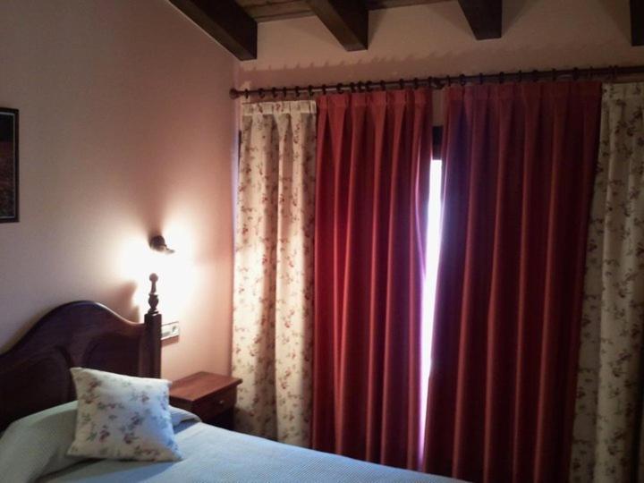Hostal De La Rovira Oix Cameră foto