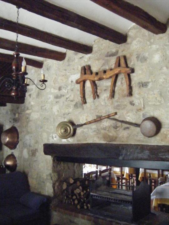 Hostal De La Rovira Oix Exterior foto